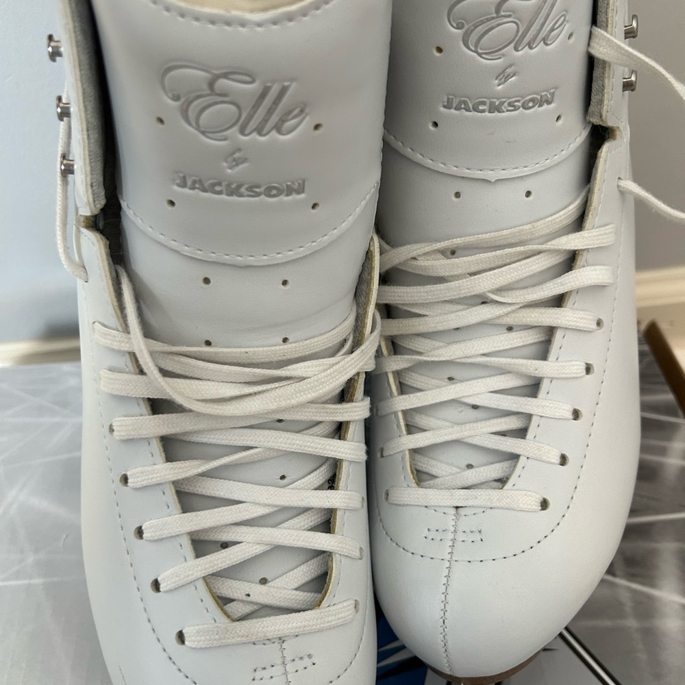 Elle Jackson figure skates